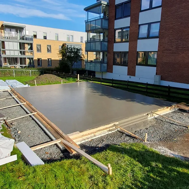 Støpt betongfundament i boligområde.